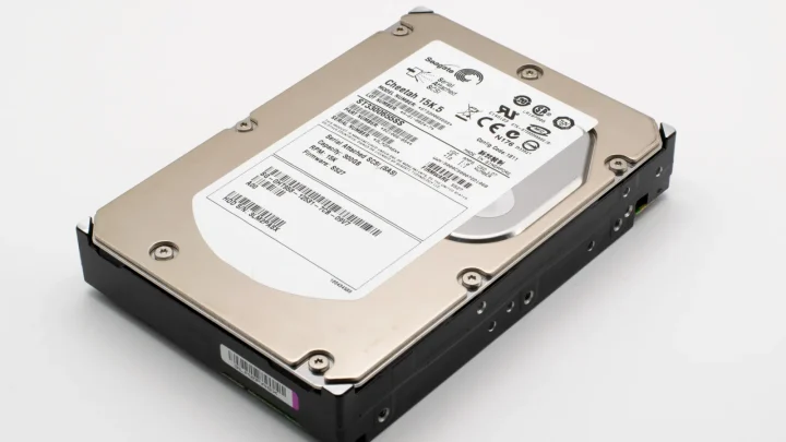 Seagate Cheetah 15K.5 SCSI hard drive with metal casing, advanced technology for data storage.